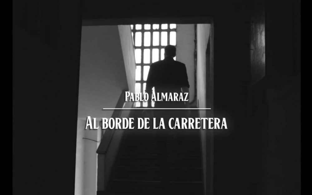 documental AL BORDE DE LA CARRETERA de Pablo Almaraz. Pablo Almaraz habla, de forma sincera, sobre él, la música, la armónica y la vida.Su música es visceral y, sobre todo, está viva.
